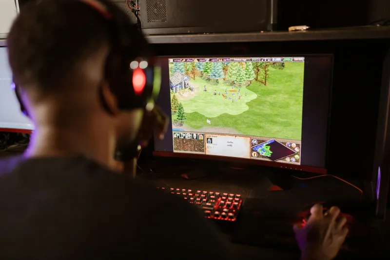 Log In Whenever You Want: How NWN's Play-At-Your-Own-Pace Design Quietly Solves MMO's Biggest Problem